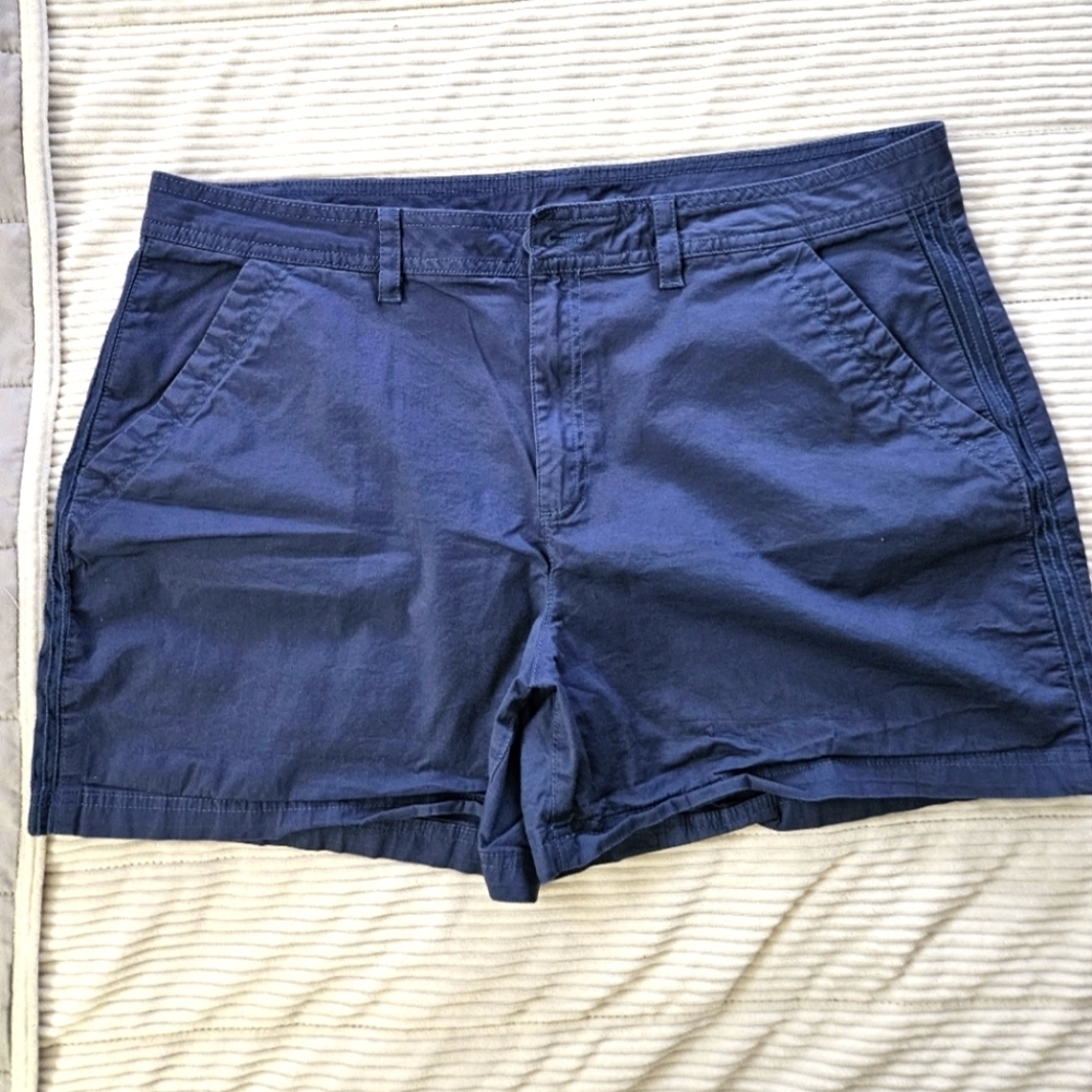 Eddie Bauer Womend Navy Blue Casual Shorts. Size 18